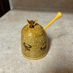 Vintage Beehive Honey Jar with Bees and Basket Weave Pattern.  Super cute!
